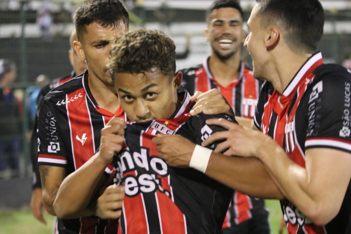 Com 2 jogadores a menos e golaço de Dudu, Botafogo vence o Velo Clube -  Botafogo Futebol SA