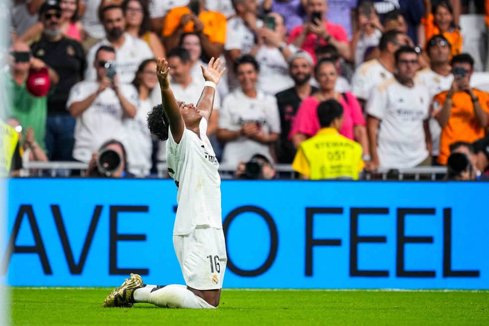 Endrick comemora o gol marcado pelo Real Madrid contra o Valladolid, no Santiago Bernabéu — Foto: Getty Images