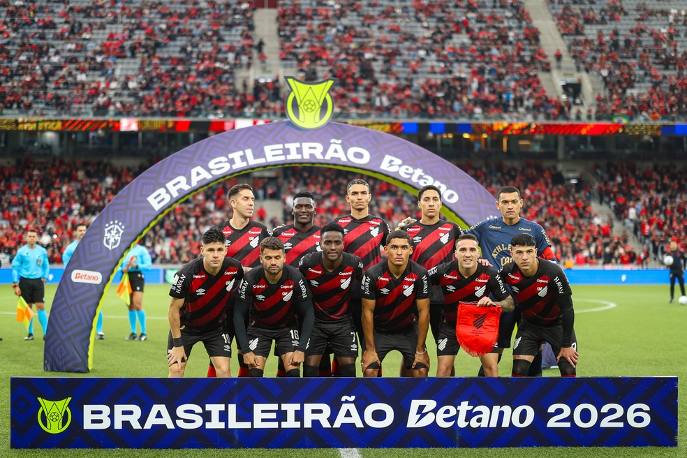 Time do Athletico perfilado durante treino