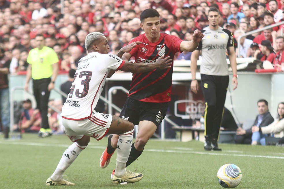 Wesley, Esquivel, Athletico-PR, Flamengo — Foto: Gabriel Machado/AGIF