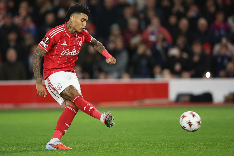 Igor Jesus comemora gol de pênalti pelo Nottingham Forest contra o Porto na Liga Europa.