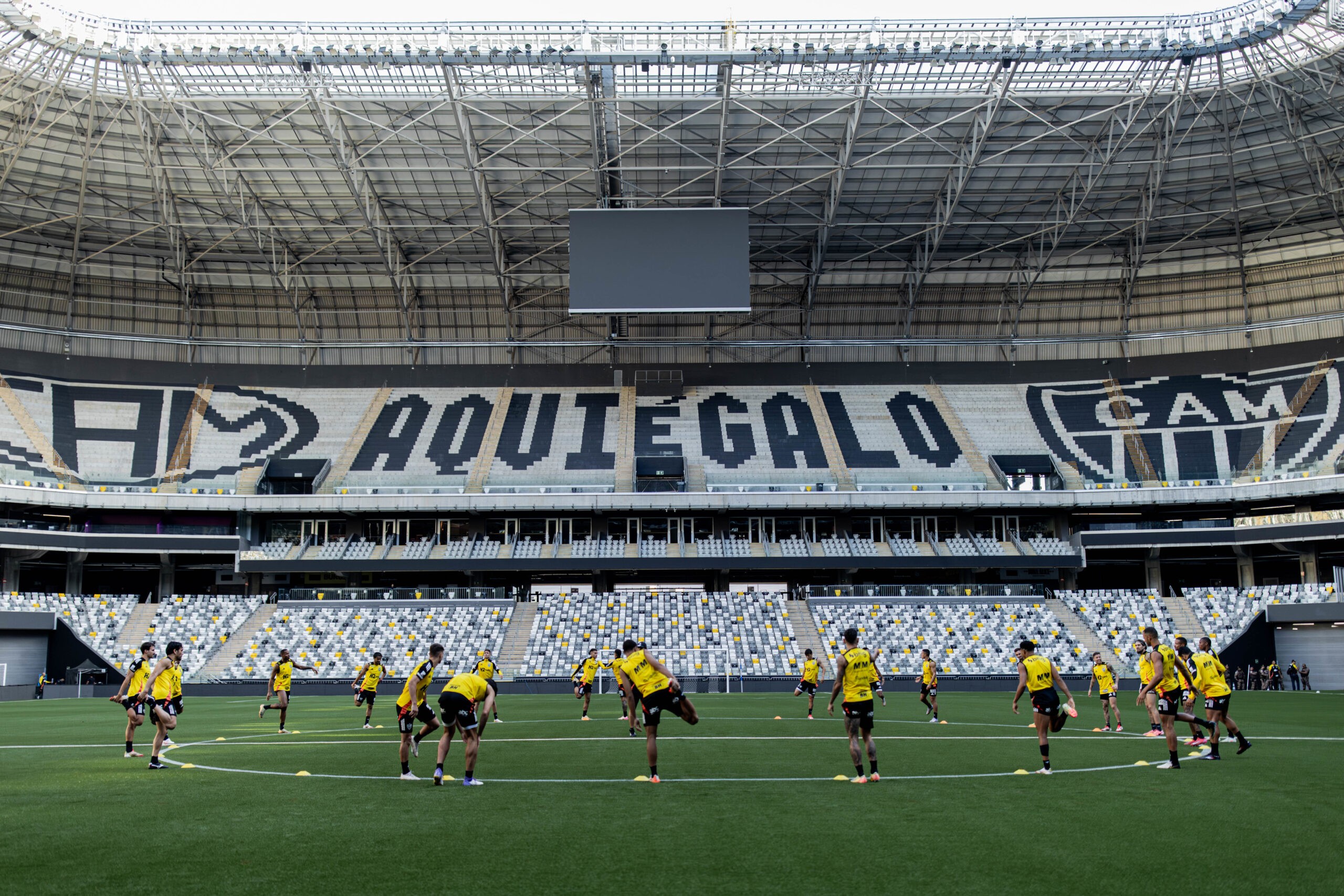 Escalação: Sem Cuello, Cuca treina na Arena; veja provável time