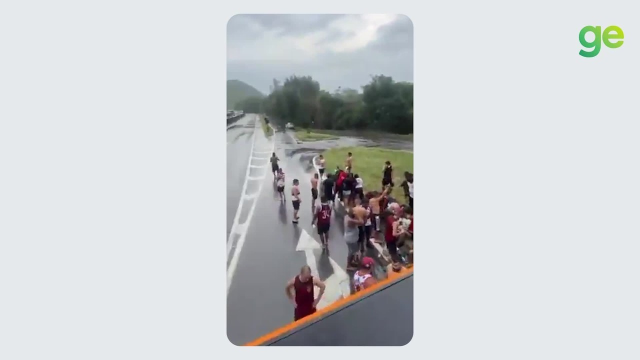 Torcedores do Flamengo em choque: ônibus tomba a caminho da Argentina antes da grande final