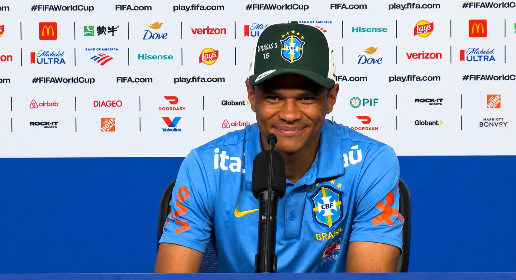Douglas Santos diz que entrega "feijão com arroz bem temperado" a serviço da Seleção