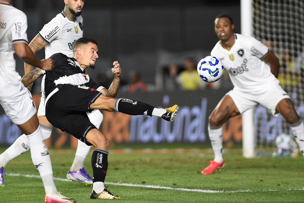 Coutinho finalizando em Vasco x Botafogo pela Copa do Brasil 2025 &mdash; Foto: Alexandre Dur&atilde;o
