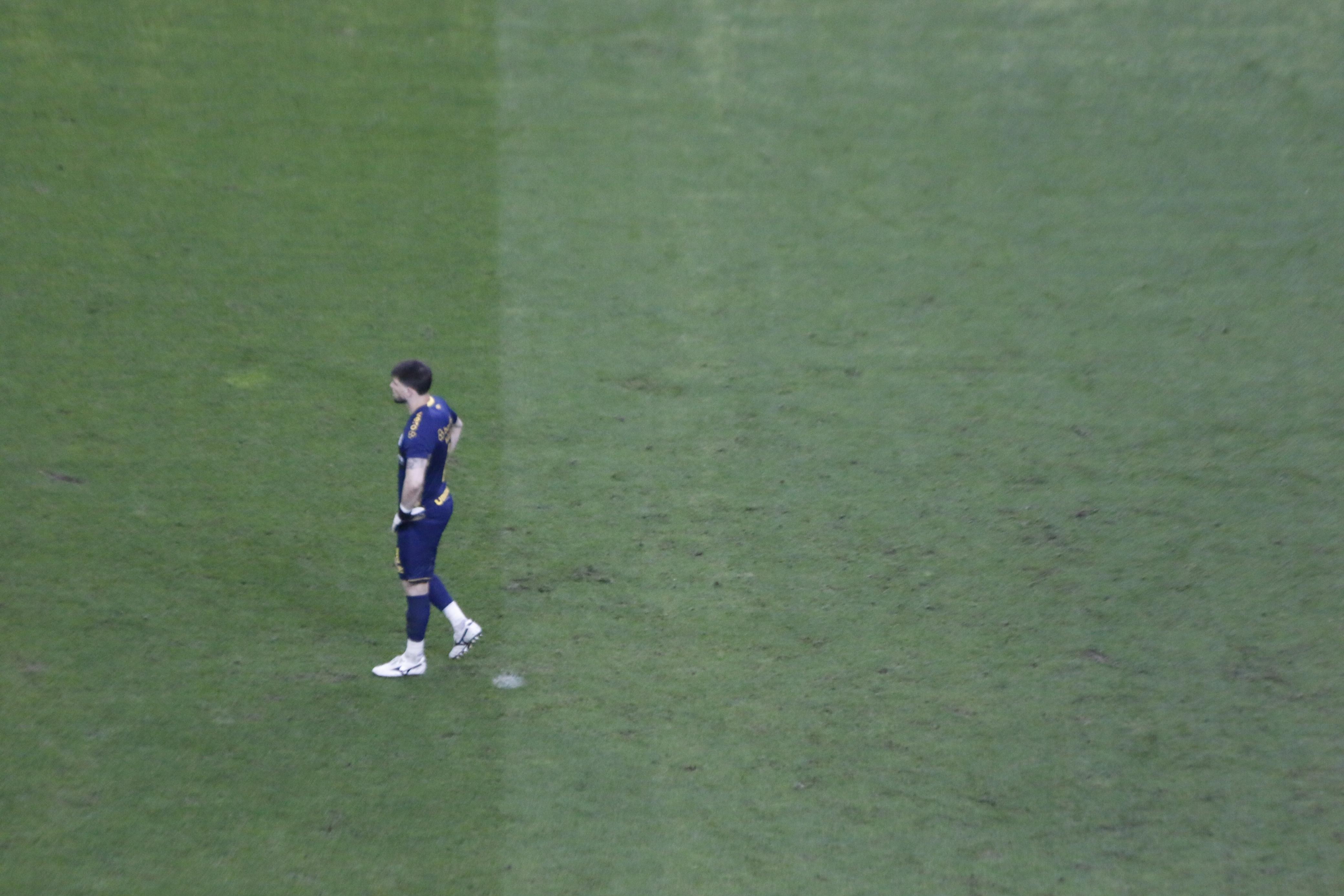 Atuações do Grêmio: Volpi se destaca negativamente na derrota para o Fluminense**Nota do redator:** Lembre-se de avaliar a atuação dos jogadores individualmente e de maneira