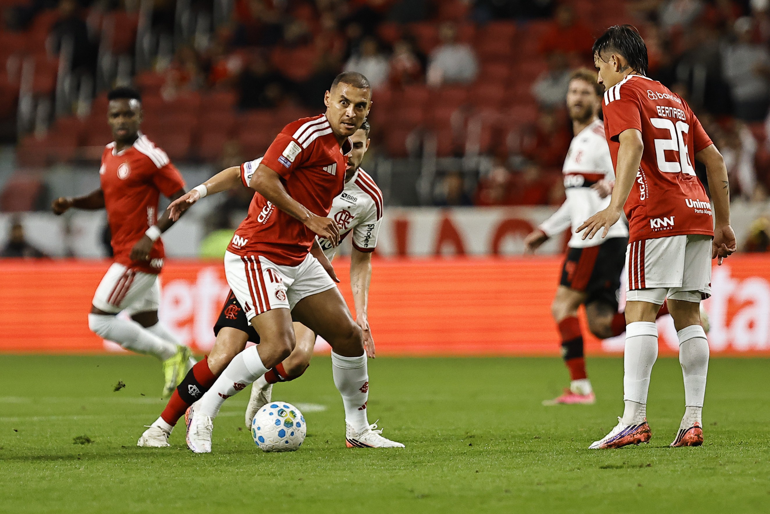 Flamengo Peca Novamente e Permite Empate Contra Adversário em Dificuldades