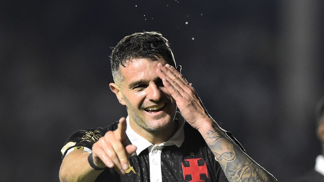 'Pirata' Vegetti comemora gol do Vasco em S�o Janu�rio