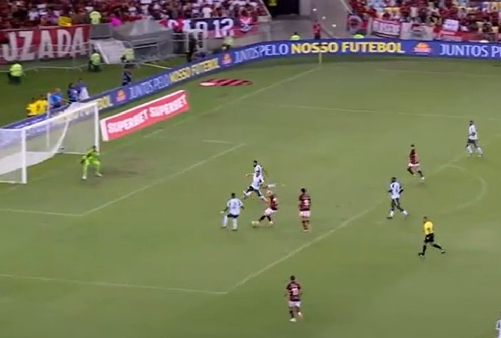 Chance perdida por Arrascaeta, que podia ter rolado para Luiz Ara�jo � Foto: Reprodu��o