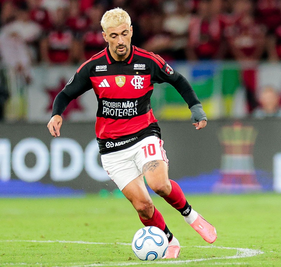 Arrascaeta com prote��o no punho em Flamengo x Estudiantes � Foto: Gilvan de Souza / Flamengo