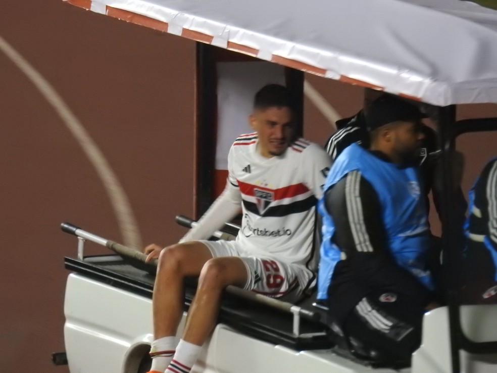 Pablo Maia deixa o gramado do Morumbi chorando — Foto: Eduardo Rodrigues