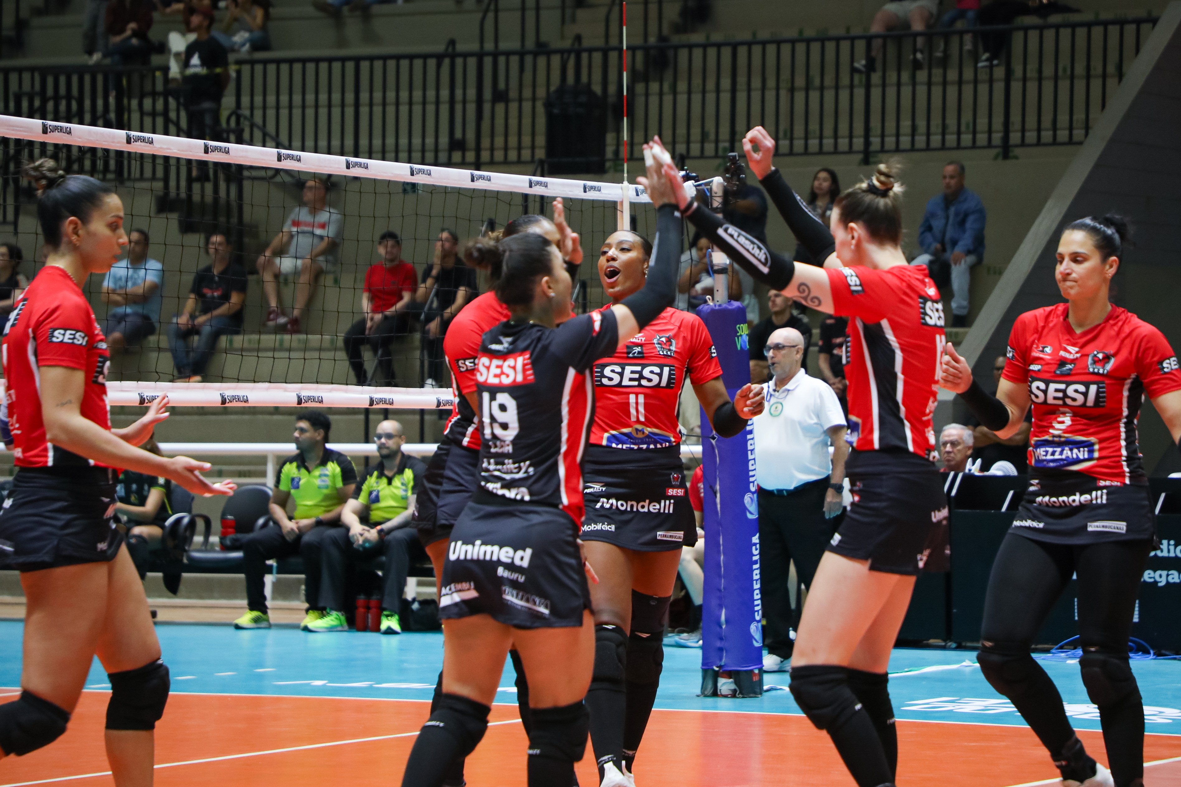 Sesi Bauru leva susto mas vira sobre Sorocaba na Superliga