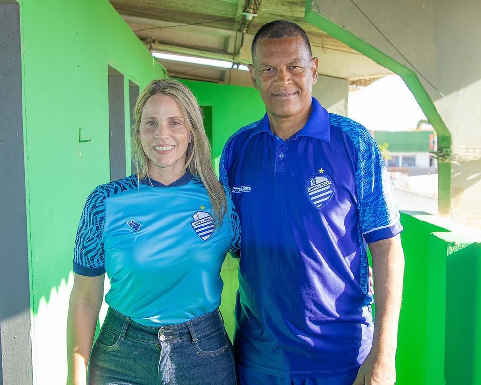 Flávio, recuperado do câncer, ao lado da presidente do CSA, Mirian Monte, em imagem recente do ex-goleiro — Foto: @joelfotografias
