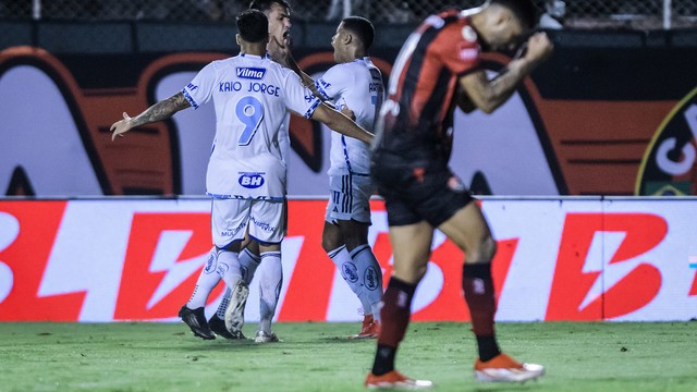 Dinenno marcou dois gols para o Cruzeiro contra o Vitória