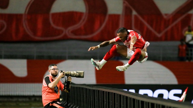 Comemoração de Léo Pereira no segundo gol do CRB