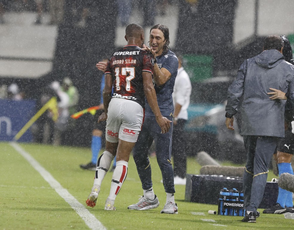 André Silva abraça Zubeldía em Libertad x São Paulo — Foto: Rubens Chiri/saopaulofc.net