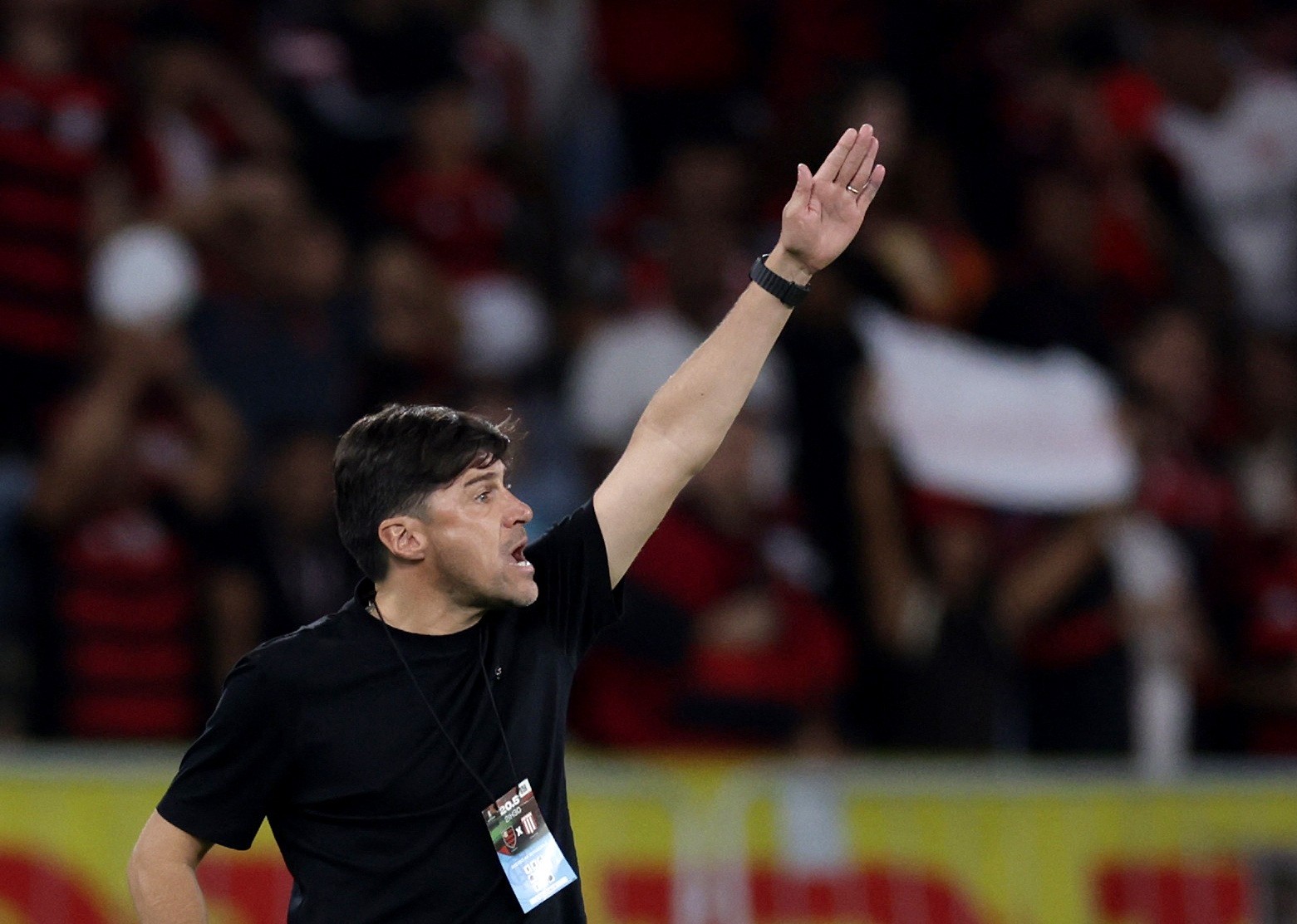 Técnico do Estudiantes critica árbitro e elogia o Flamengo: "Te impõe um desgaste enorme"