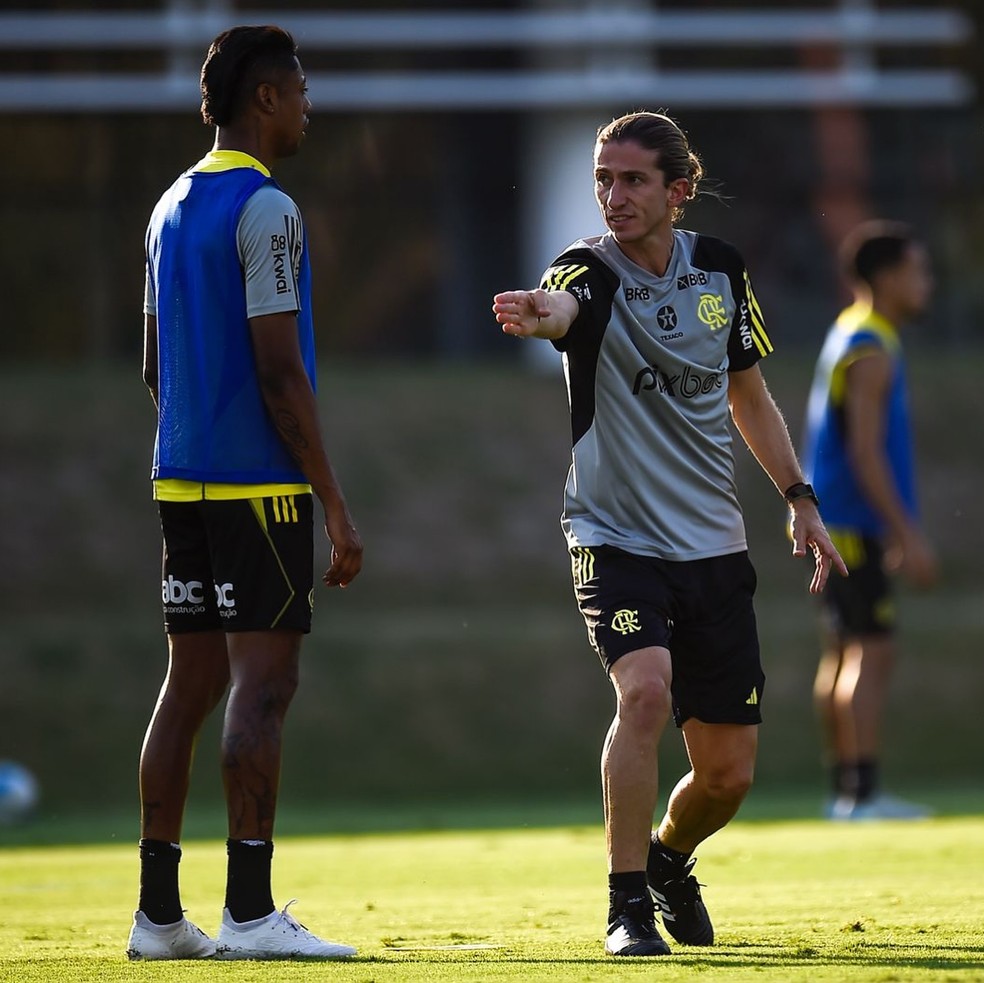 Filipe Lus orienta Bruno Henrique em treino do Flamengo  Foto: Divulgao/Flamengo