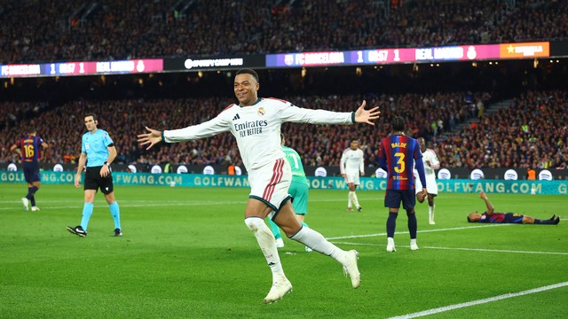 Mbappé abre os braços para festejar o gol da vitória do Real Madrid no clássico contra o Barcelona