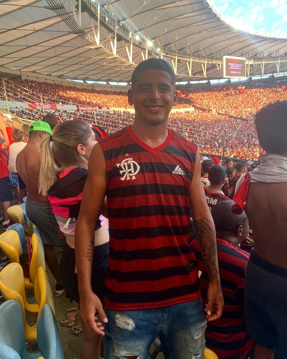 Renan, ex-zagueiro do Flamengo, na arquibancada do Maracanã