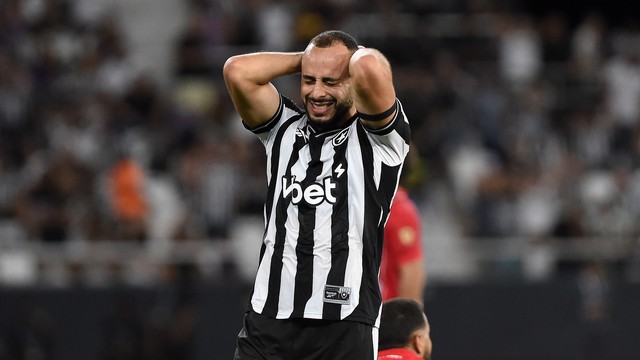 Arthur Cabral lamenta chance perdida em Botafogo x Caracas