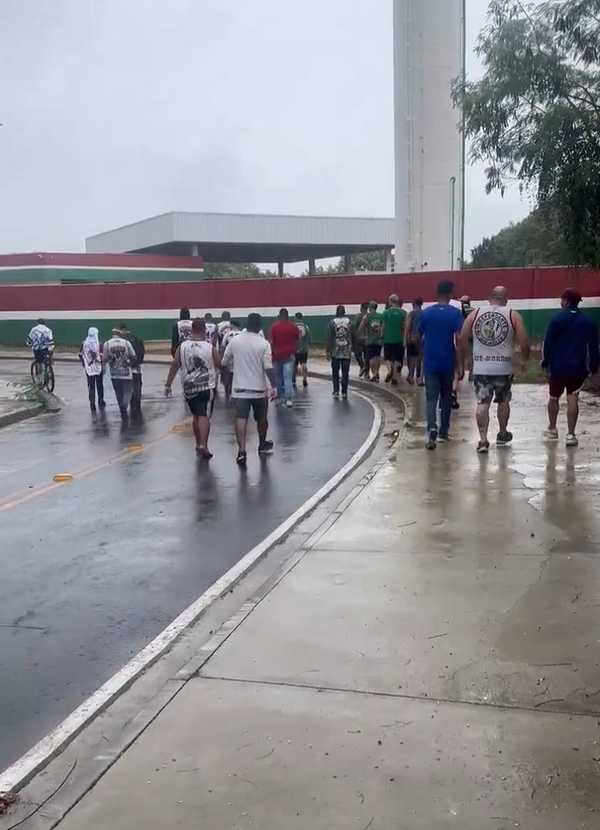 A group of Fluminense fans head to the club’s CT stadium to protest |  Fluminense