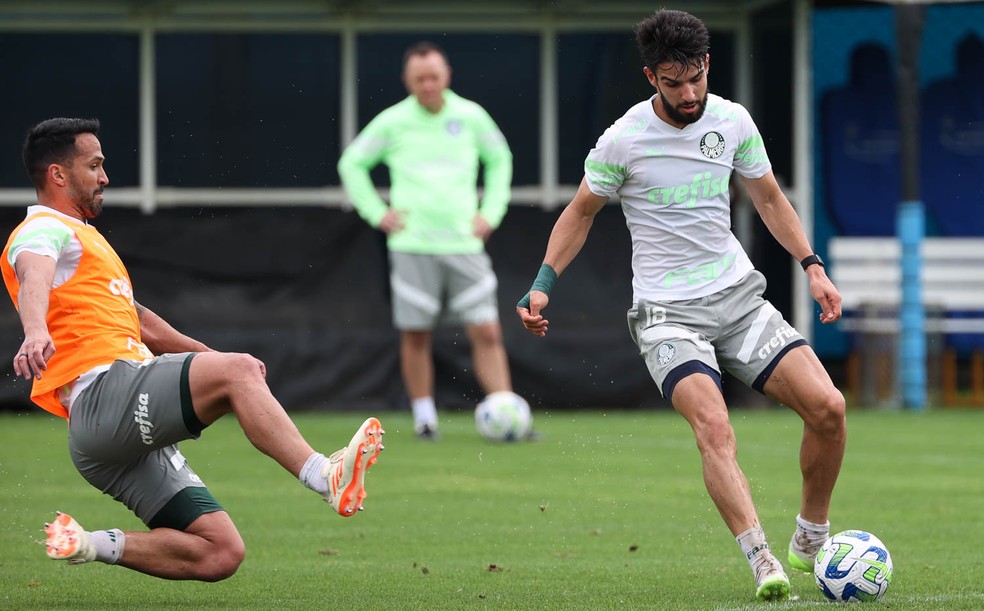 Luan e López em treino do Palmeiras na Academia de Futebol — Foto: Cesar Greco/Palmeiras