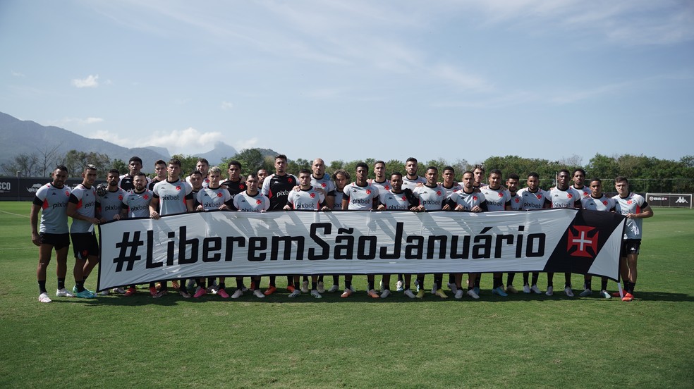 Jogadores do Vasco participam de campanha para liberar São Januário — Foto: Roberto Rosendo / CRVG