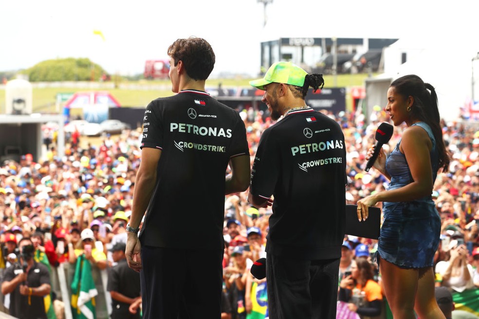 George Russell e Lewis Hamilton na fanzone do GP de São Paulo da F1 em 2025 — Foto: Peter Fox - Formula 1/Formula 1 via Getty Images