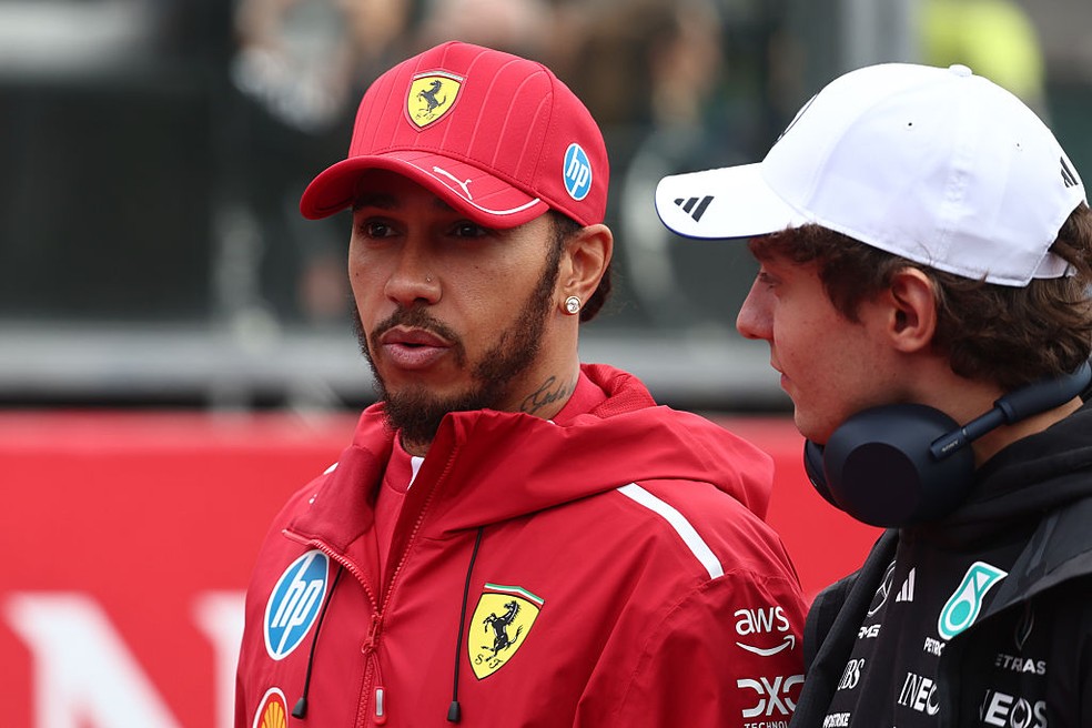 Lewis Hamilton conversa com Andrea Kimi Antonelli no GP da Bélgica da F1 em 2025 — Foto: Jakub Porzycki/NurPhoto via Getty Images