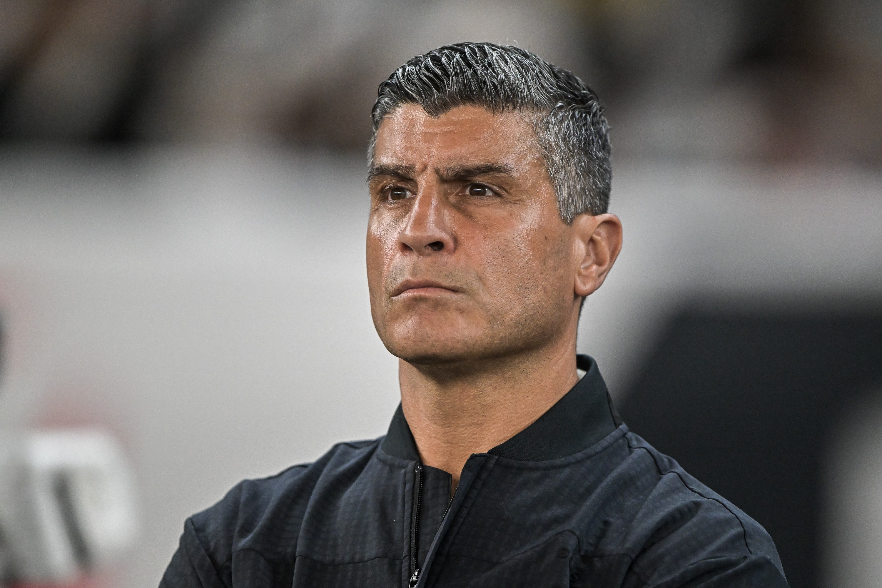 Análise: dura goleada sofrida pelo Vasco tem assinatura de escolhas questionáveis de Pedro Emanuel