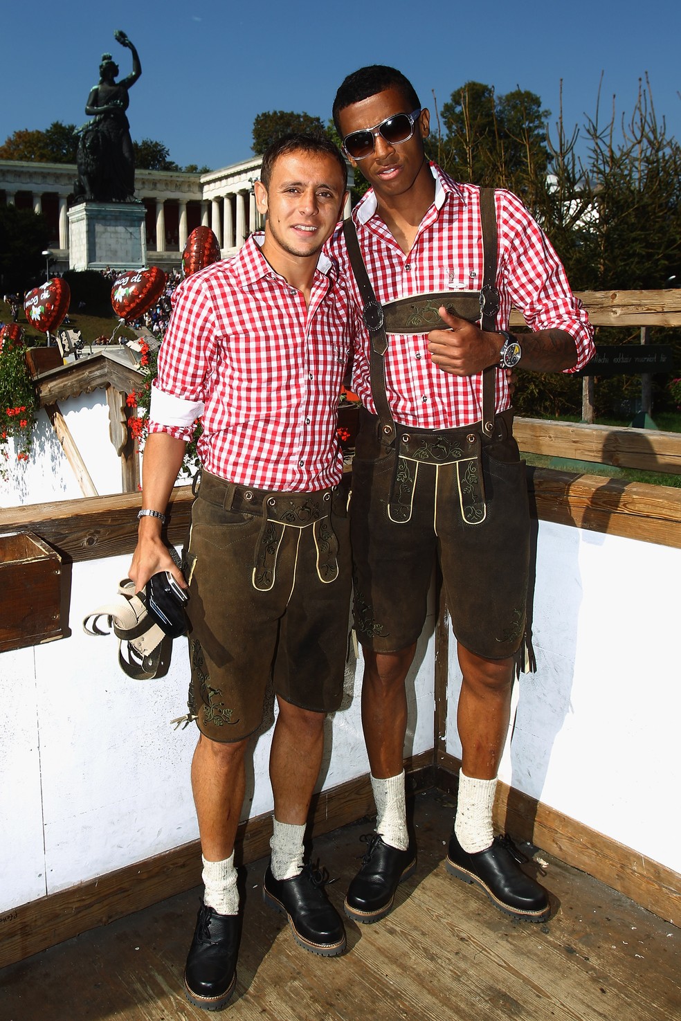 Rafinha e Luiz Gustavo na Oktoberfest de Munique em 2011 — Foto: Alexander Hassenstein/Getty Images