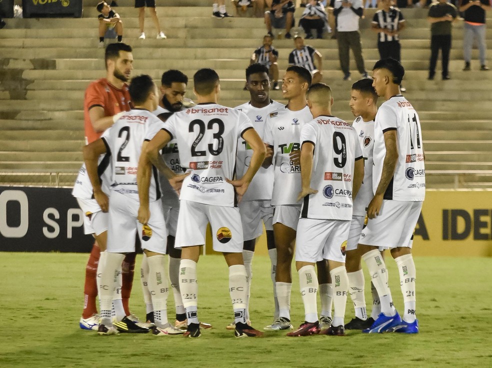 Jogadores do Botafogo-PB no Amigão durante o Clássico Tradição; time não marca há quatro jogos ? Foto: Daniel Vieira/Treze