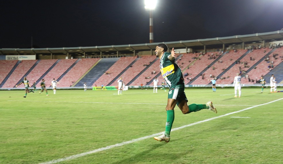 Leandro participa de três gols na vitória do Uberlândia — Foto: Welton Neves/Uberlândia