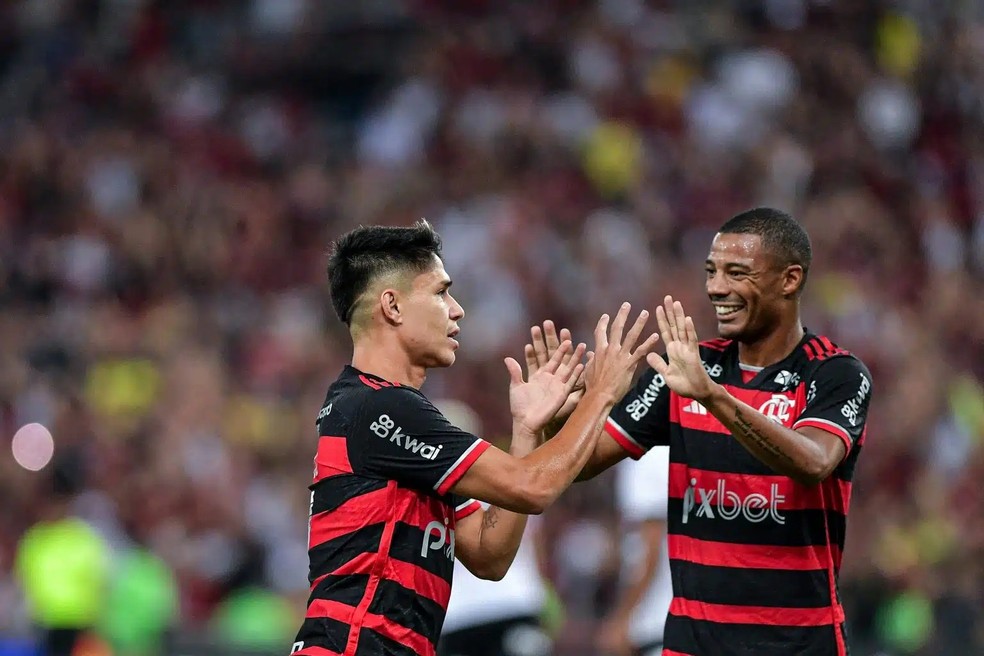 Luiz Araújo e De la Cruz em ação pelo Flamengo — Foto: Reprodução