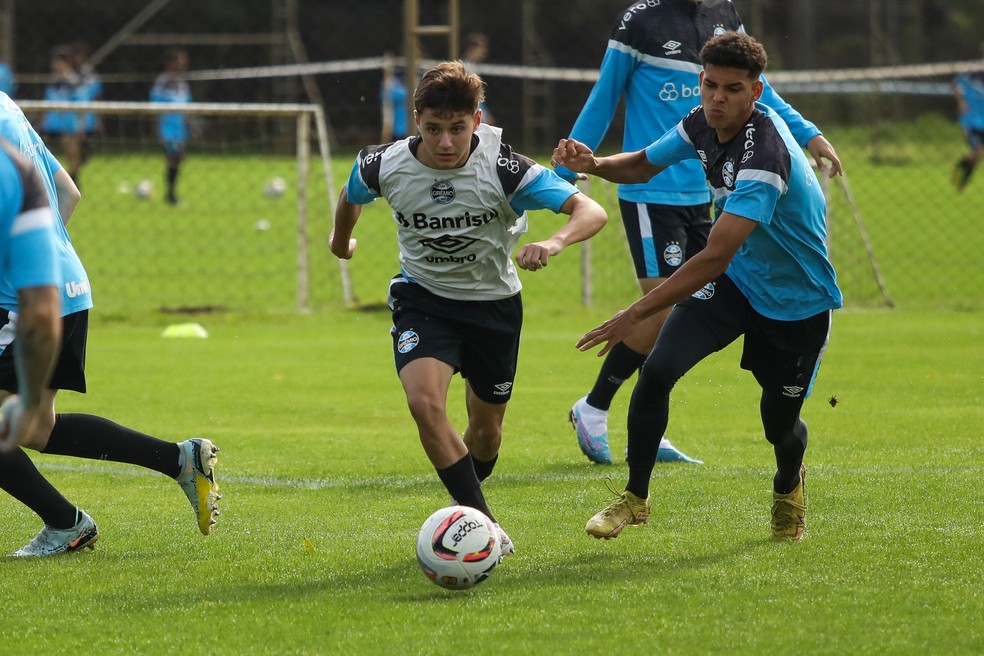 Jogadores das categorias de base do Grêmio no CT Hélio Dourado — Foto: Rodrigo Fatturi/Grêmio