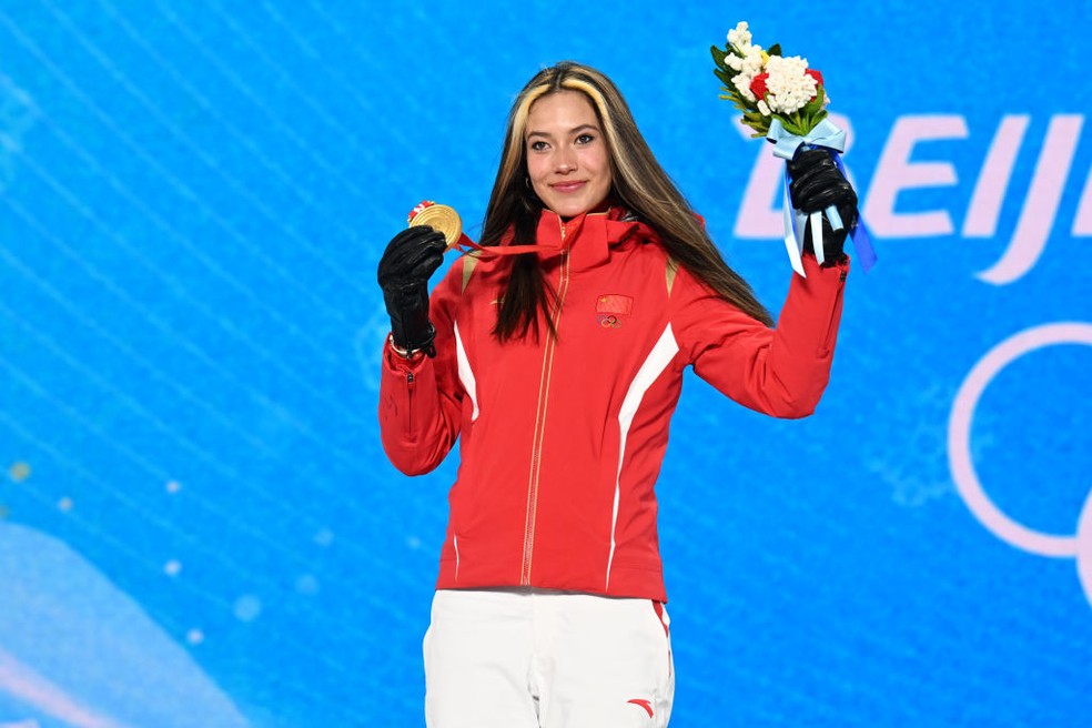 Eileen Gu com uma de suas medalhas de ouro das Olimpíadas de Inverno de Pequim 2022 — Foto: VCG/VCG via Getty Images