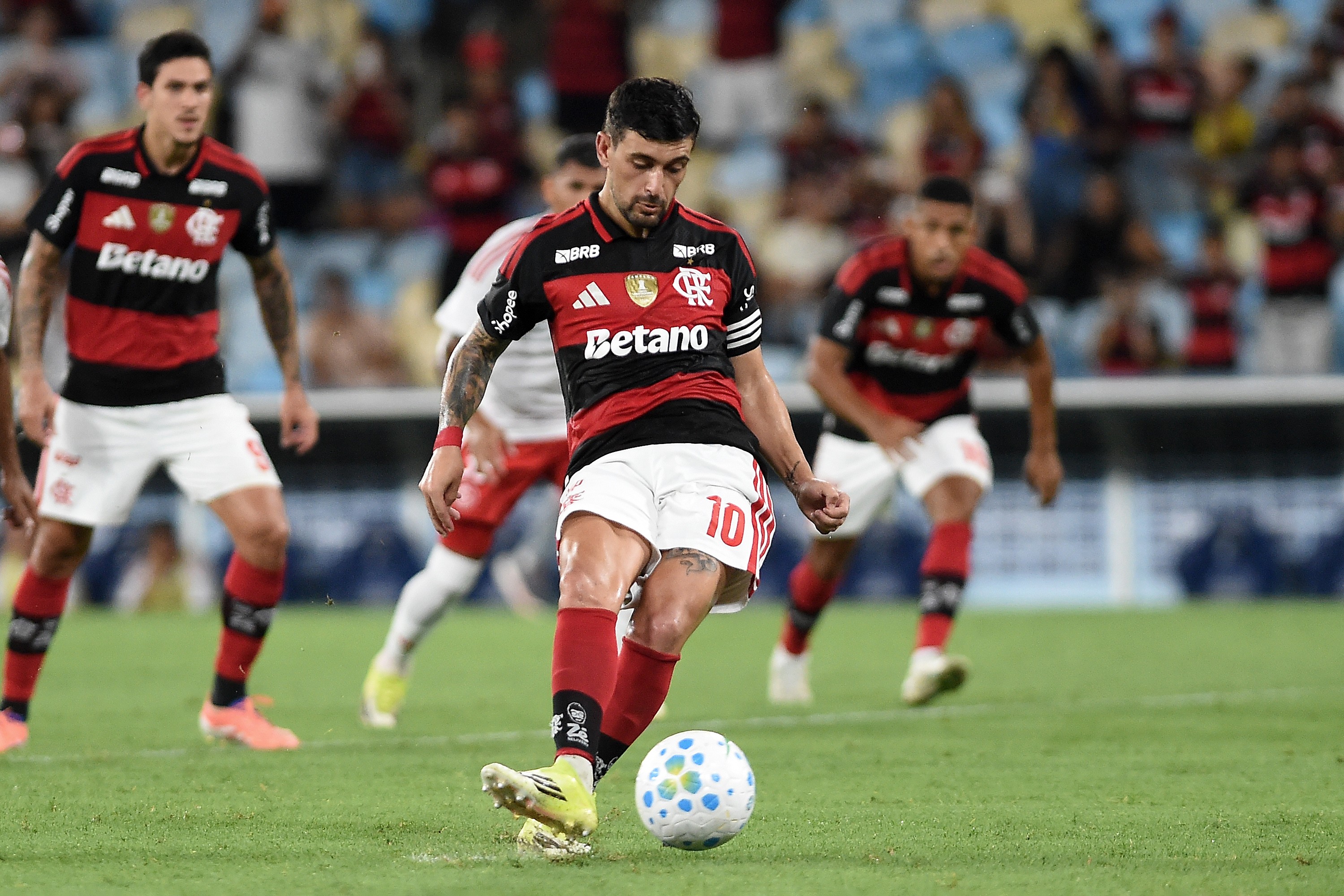 Arrascaeta salva Flamengo, mas jejum amplia pressão no Maracanã