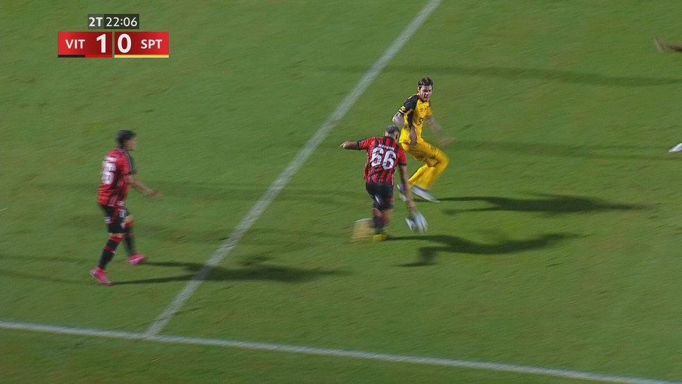 Lance em que Sport pediu pênalti durante jogo contra o Vitória — Foto: Reprodução
