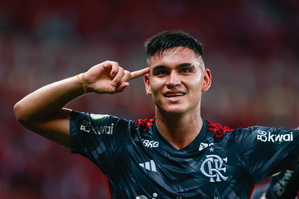 ADEUS! Everton deve ativar a cláusula de compra de Alcaraz; Confira quanto o Flamengo lucra com a venda