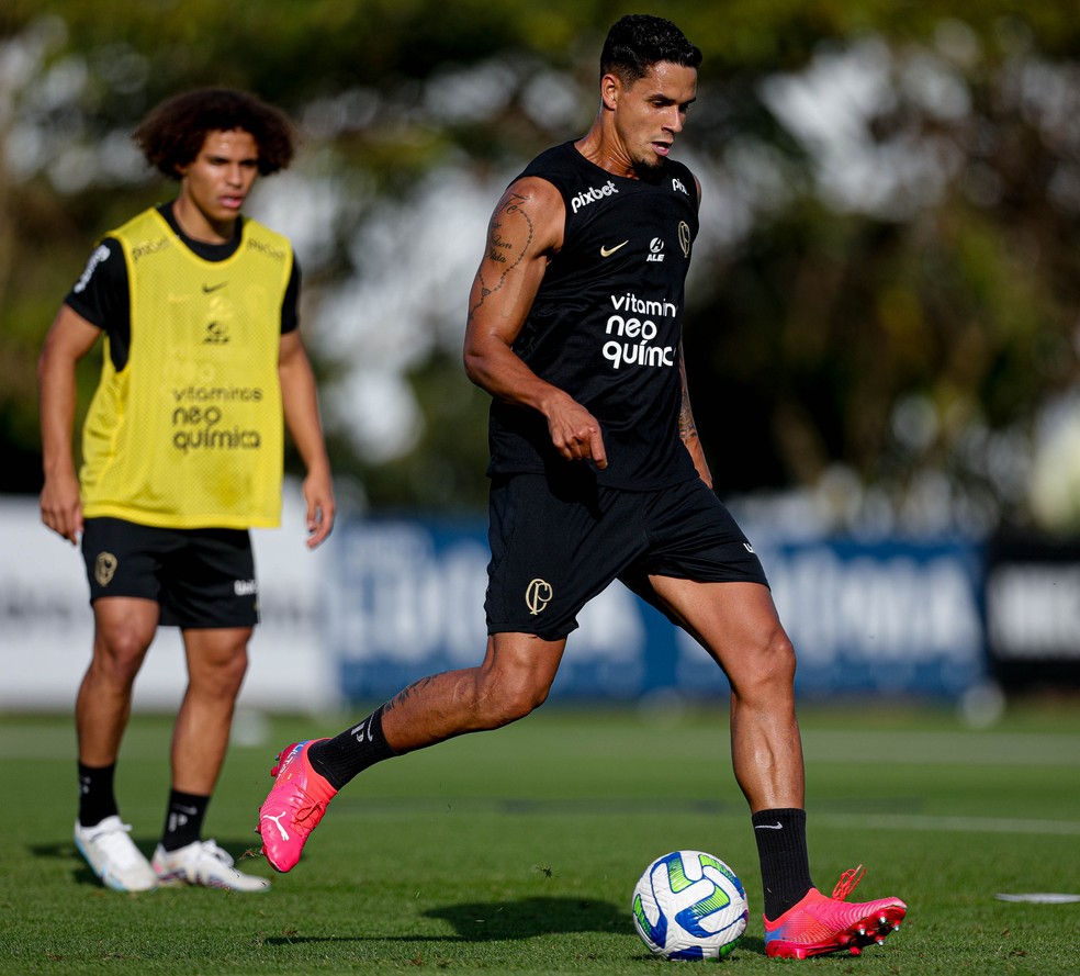 Lucas Veríssimo é observado por Biro no Corinthians — Foto: Rodrigo Coca/Ag. Corinthians