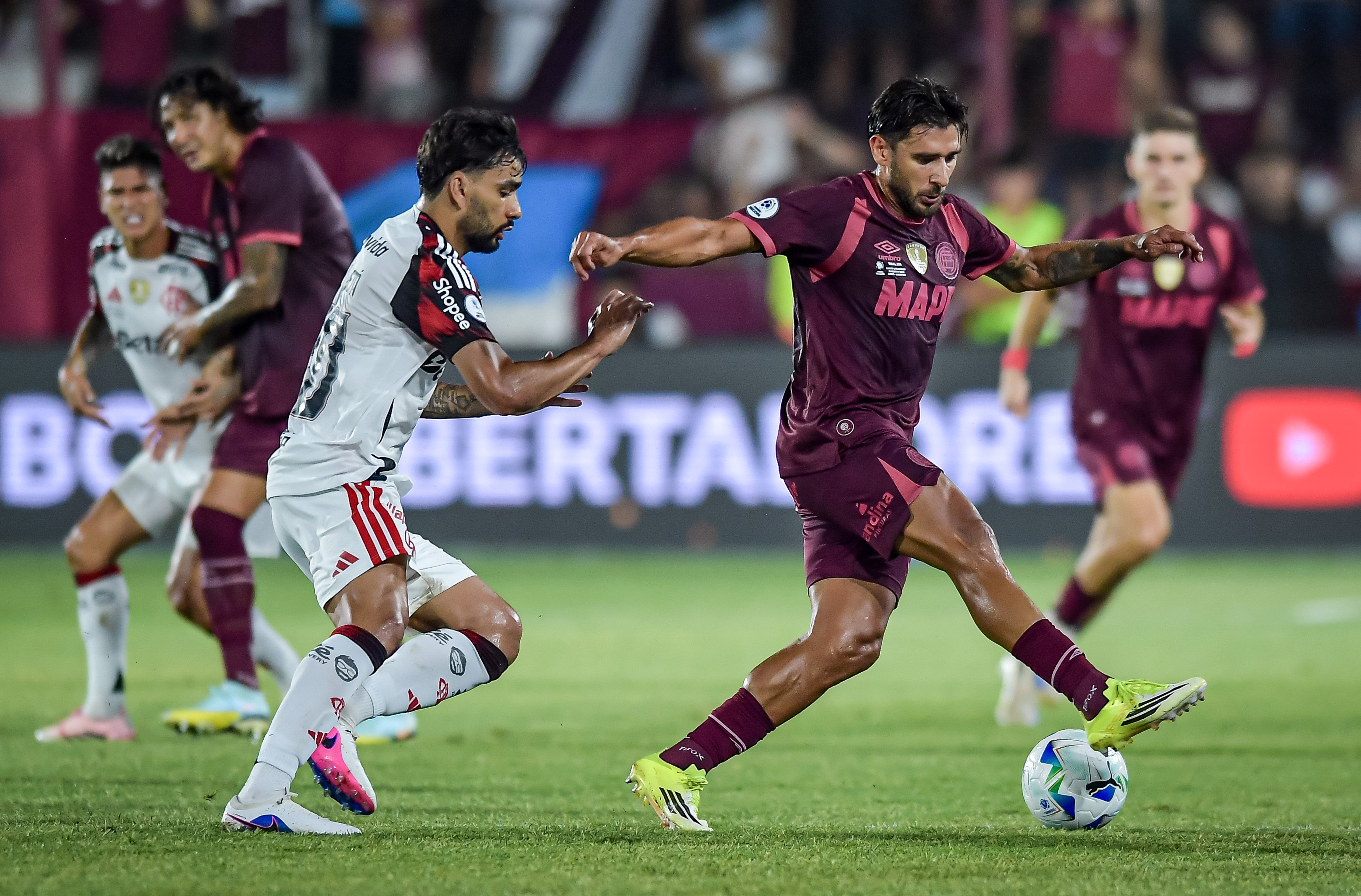 Flamengo enfrenta crise digital com redes sociais hackeadas durante a Recopa contra o Lanús