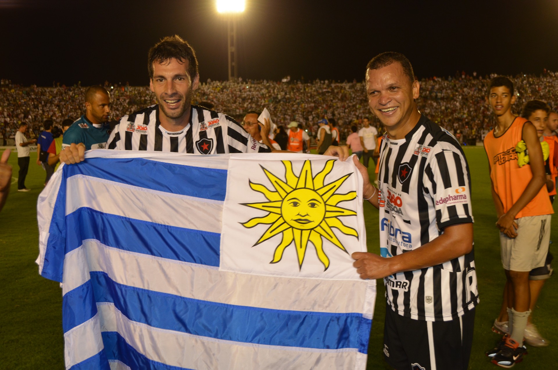 Foto de Mario Larramendi, ex-zagueiro uruguaio, comemorando seu reconhecimento no futebol paraibano