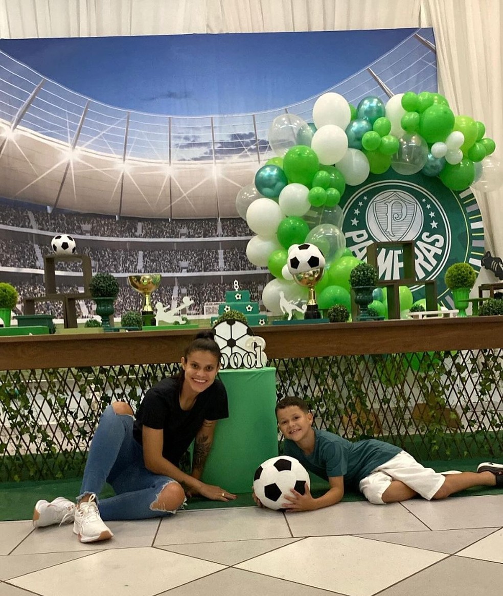 Isadora, jogadora do Palmeiras, e o filho Miguel — Foto: Reprodução