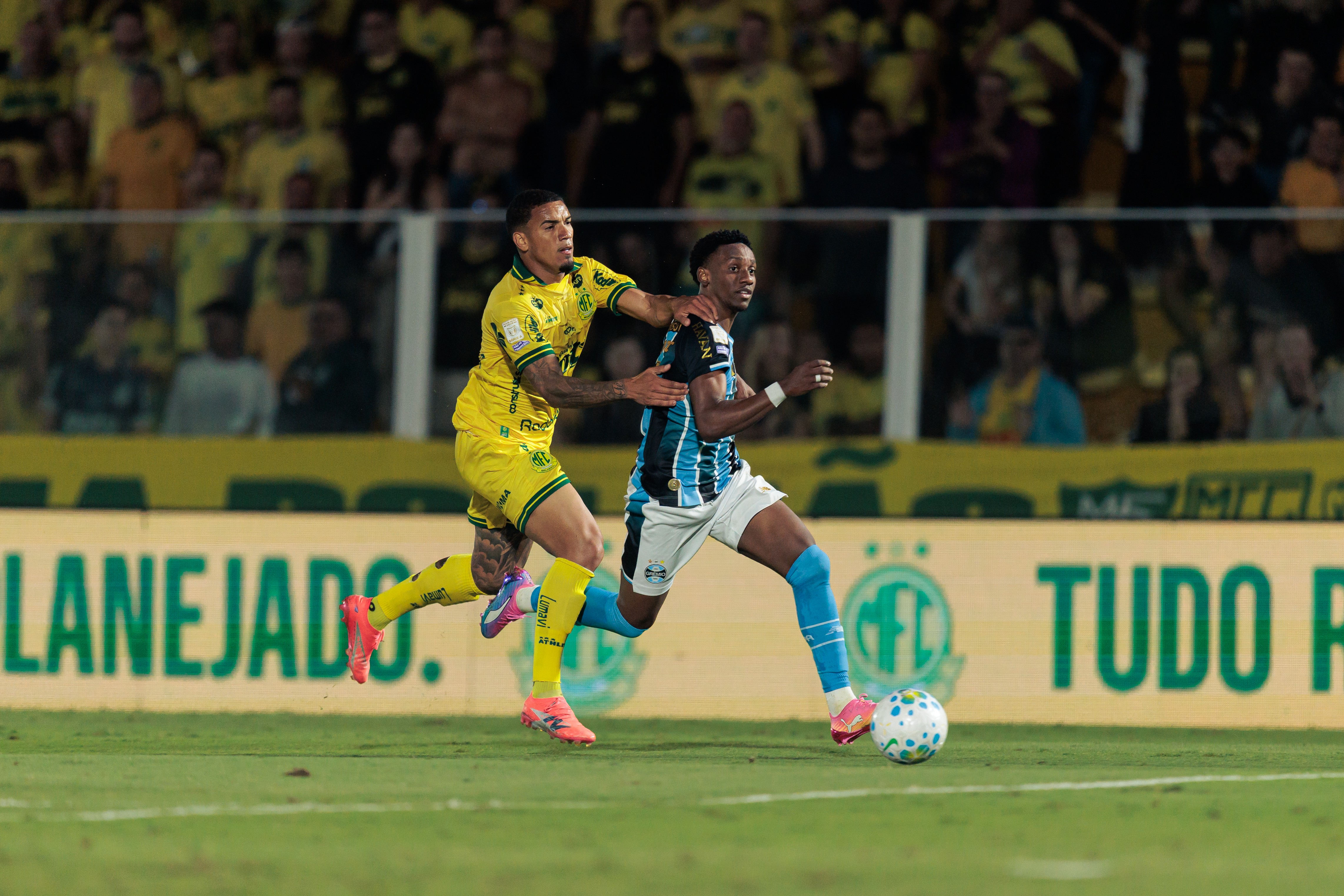 Grêmio redefine modelo de jogo, e joia da base perde espaço em meio à janela de transferências