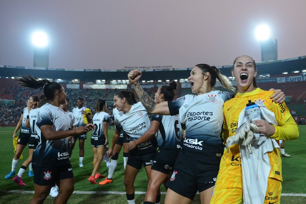 Jogadoras do Corinthians comemoram vaga para final do Brasileirão Feminino — Foto: Staff Images / CBF