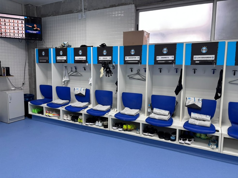 Vestiário com novo piso no CT Luiz Carvalho