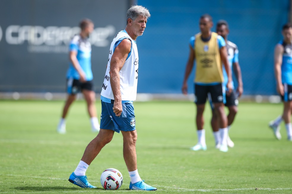 Grêmio treina e viaja à tarde para São Paulo