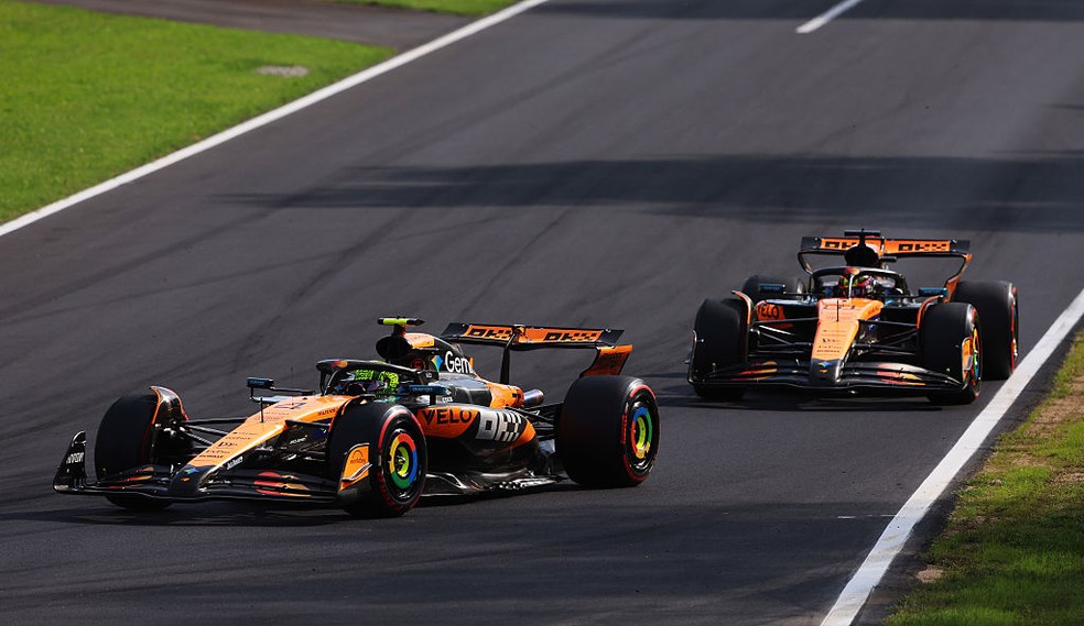 Lando Norris à frente de Oscar Piastri no GP da Itália da F1 em 2025 — Foto: Andy Hone/LAT Images