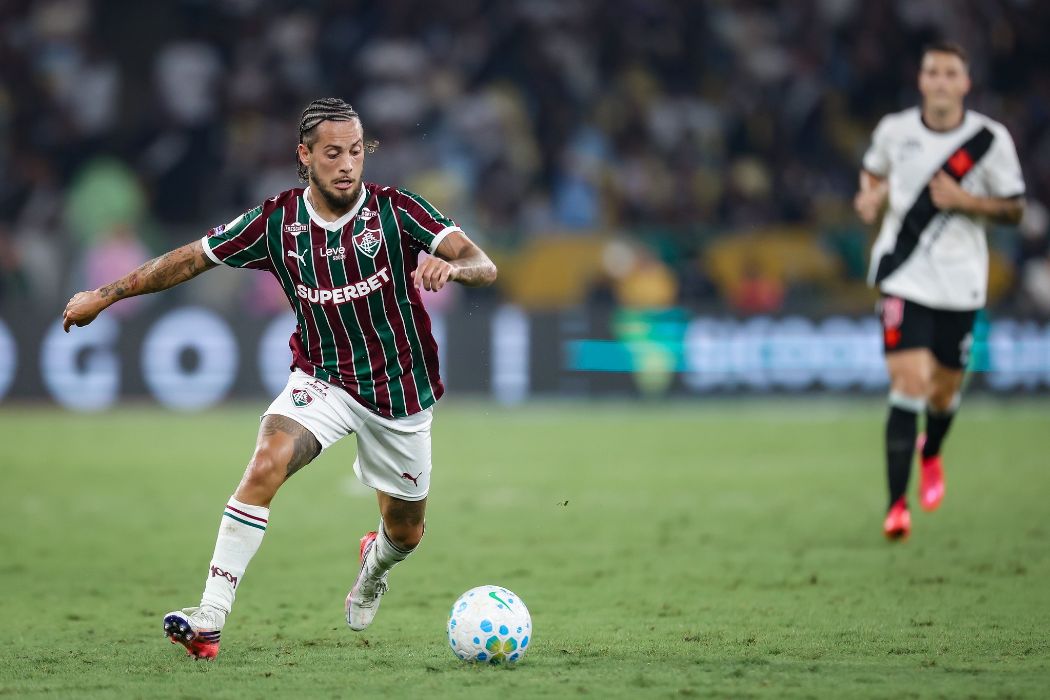 Guga critica gramado do Maracanã em Fluminense x Vasco: "Não me recordo de um campo tão ruim no Brasil"
